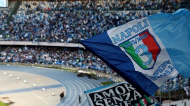 Los hinchas llenaron el estadio para ves el partido en pantalla gigante. (Alessandro Garofalo/LaPresse via AP)