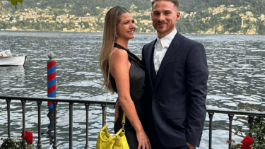 Alexis Mac Allister festejó en Inglaterra el cumpleaños de  su novia Ailén Cova. Archivo. 