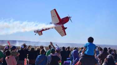 Festival «Allen Vuela»: en una tarde ideal, el color y la acrobacia se apoderaron del cielo