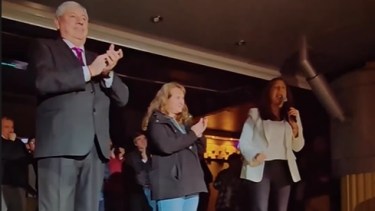 La gobernadora en el escenario del boliche By Pass, junto al dirigente mercantil Walter Cortés. (Captura de video)