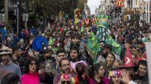 Imagen de El centro de Bariloche vivió una fiesta de color y magia con el desfile de los Gigantes Andariegos