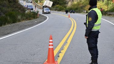 Gendarmería y la Policía de Río Negro realizan el corte en la Ruta 40 a unos 20 kilómetros de Bariloche por pericias judiciales. Foto: Chino Leiva