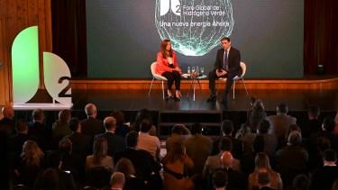 Pablo Iuliano, CEO de YPF participó de la apertura del Foro Global de Hidrógeno Verde junto a Arabela Carreras en Bariloche. Foto: Chino Leiva