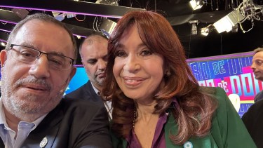 Cristina Kirchner habló sobre Carlos Maslatón y, más tarde, se sacó una foto con él en los estudios de C5N.-