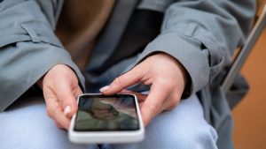 Qué es el phubbing y por qué es importante tenerlo en cuenta para cuidar el vínculo de pareja