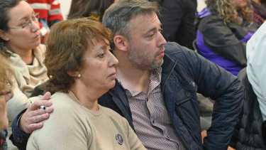 Emiliano Castillo junto a su mamá Analia en el juicio. Foto: Florencia Salto.  