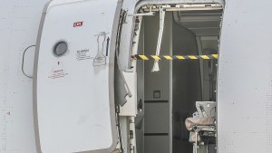 Pánico en el aire: un pasajero abrió la puerta de emergencia de un avión en pleno vuelo
