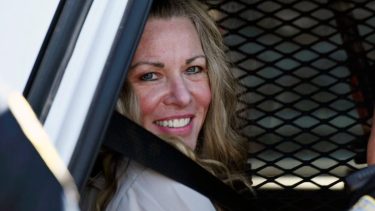 La defensa alega que la mujer fue inducida por su marido.