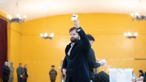 Gabriel Boric tuvo un insólito accidente con un tobogán cuando paseaba por Chile