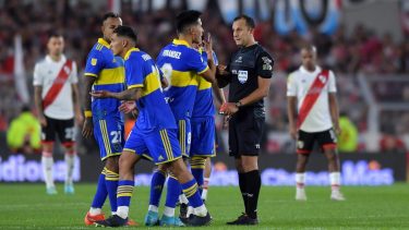 Herrera expulsó a tres jugadores de Boca en el Superclásico.