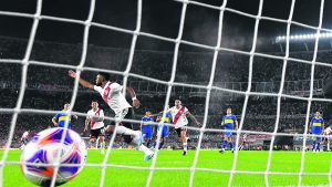 En medio de un Superclásico caótico y escandaloso, River siempre quiso más