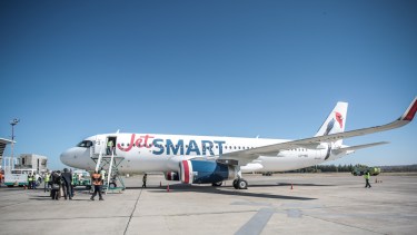 Los vuelos entre Aeroparque y Chapelco cuestan desde $9400 pesos por tramo en la low cost.  