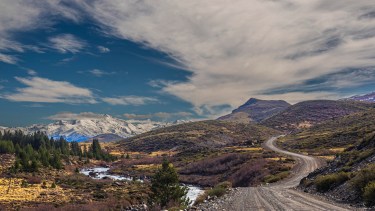 Hermosos paisajes del norte neuquino rumbo a Lumabia. Aquí, la ruta provincial 45 y río Nahueve. 