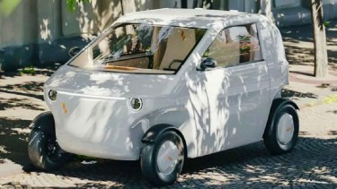 El auto mide 2,7 metros de largo, pesa hasta 400 kg, puede llegar hasta los 90 km/h.