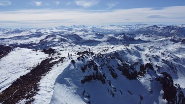 En lo más alto y con una panorámica impresionante. Los cuatro amigos en la cumbre del cerro Flores a unos 20 km de Manzano Amargo y de cara a la cordillera en el norte neuquino. Foto: Brian Muñoz.