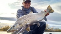 Imagen de «Como un sueño»: pescó una trucha increíble en los últimos días de temporada en una joya de la Patagonia