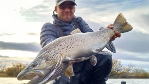 «Como un sueño»: pescó una trucha increíble en los últimos días de temporada en una joya de la Patagonia