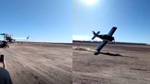 Video: un avión chocó una de sus alas a metros del público, en el Festival Aéreo del Aeroclub de Allen
