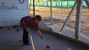 Conocé a “La abuela” que se luce y se divierte jugando a las bochas en Roca