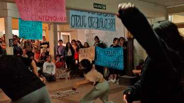 Estudiantes de Intérprete de Contemporáneo intervinieron el hall del IUPA con danza y sus reclamos. Foto: gentileza