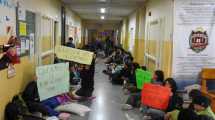 Imagen de Protesta de estudiantes por falta de espacio y calefacción en un secundario de Roca