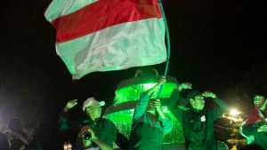 Superclásico: A pesar del frío, los hinchas de River festejaron en la fuente Pucará de Viedma