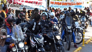 Un centenar de personas se movilizaron y entregaron petitorios a autoridades municipales y provinciales. Foto Marcelo Ochoa.