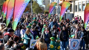 El desfile de Bariloche esta vez se realizó en la Costanera. Foto: Chino Leiva