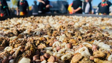 Las diferentes paellas cautivaron la atención de los comensales. Fotos gentileza Municipalidad de Huergo