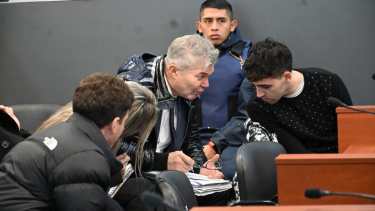 Ramiro Gutiérrez junto a sus abogados y Fernando Burlando. Foto: Florencia Salto. 