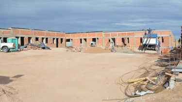 Cutral Co es el que mayor avance tiene del complejo de departamentos para mayores de 60 años. (Gentileza municipalidad).-