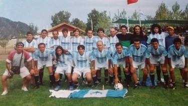 Darío "Pulpo" Herrera, con la pelota, durante una gira por Chile con el Club Andacollo, en el que jugó de los 12 a los 18 años. Luego se radicó en Linconl (Buenos Aires) y ahí dejó el fútbol para formarse como árbitro. De gorra, su técnico, Rogelio San Martín, el "Maka". Abajo a la izquierda, el primer jugador es Alberto "Gringo" Harasimovich. "El Pulpo metía lindo", recuerdan los dos.