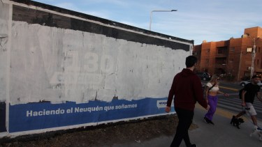 En la tarde del domingo, los carteles lucían tapados solo con pintura blanca. Foto: Oscar Livera.