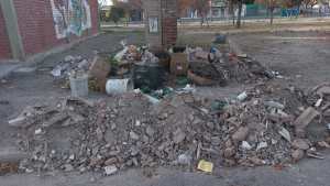 Indignante: arrojaron kilos de basura en una plaza de Roca y provocaron el enojo de vecinos