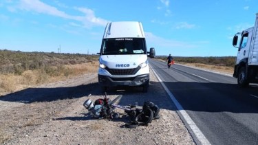 Una ciclista chilena resultó herida al ser impactada por el espejo de un furgón sobre la Ruta 22, en Chelforó