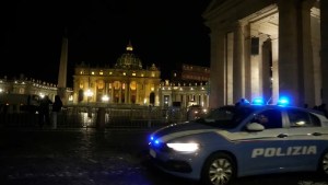 Un hombre forzó la entrada del Vaticano con un auto: guardias le dispararon y fue detenido