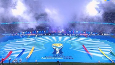 La ceremonia comenzó minutos después de las 17:30 y culminó con la salida de los equipos al campo de juego. Foto: Captura. 