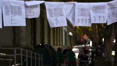La protesta incluyó la exhibición de las contrataciones irregulares en diciembre en Desarrollo Social y las "bajas" de casi 1500 personas que firmaron contratos "eventuales". (Matías Subat)
