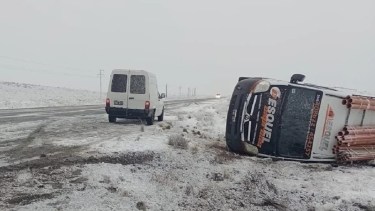 La traffic terminó tumbada sobre la banquina llena de nieve, en la Ruta 40. Foto: ADNSUR.  