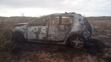El auto se despistó, volcó y se incendió cuando iba sobre la Ruta 22, cerca de Choele Choel. (Foto 7 en punto).-