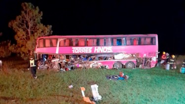 Cinco muertos y múltiples heridos tras el choque entre un colectivo y un camión en Santa Fe