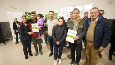 La entrega de los lotes se realizó en el Centro de Atención Municipal.