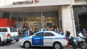 Allanan 20 bancos en la city porteña por maniobras con el dólar para importaciones