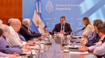Imagen de En abril se cuadriplicó el déficit fiscal y complica la negociación con el FMI  