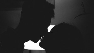 Hace cuánto comenzamos a darnos besos románticos (y cómo el herpes labial nos está ayudando a entenderlo)