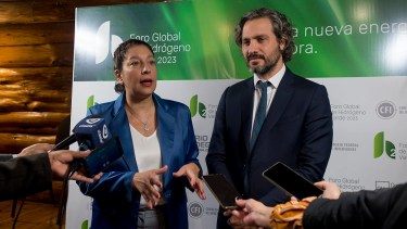 Arabela Carreras y Santiago Cafiero durante el cierre del Foto realizado en Bariloche. Foto: archivo.