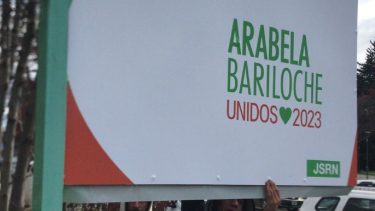 La gobernadora Arabela Carreras quiere ser candidata a intendenta por Bariloche y ya largó la competencia. 