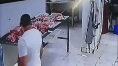 La aparición de un fantasma asustó a los empleados de una carnicería. Foto: Captura video 