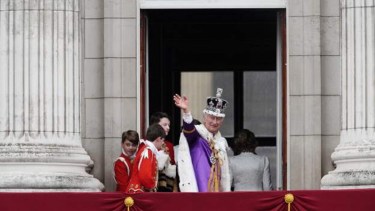 El rey Carlos III saludó a la población, que se reunió en la puerta del palacio de Buckingham. Foto: BBC de Londres.-