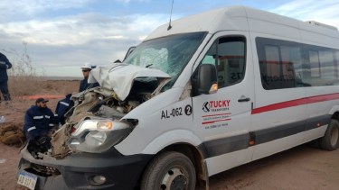 Varios heridos tras choque entre una camioneta con trabajadores petroleros y un camión, en Vaca Muerta. Foto: Radio Municipal de Añelo
